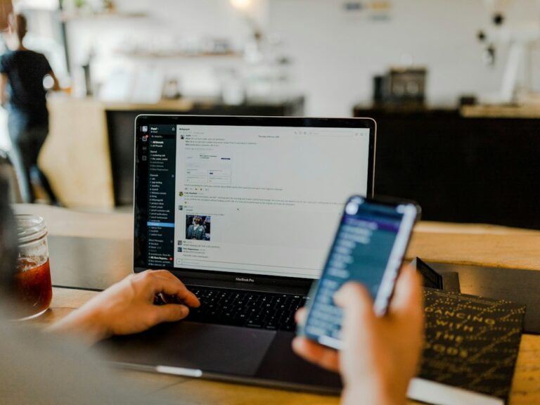 Gestion des réseaux sociaux sur smartphone et ordinateur