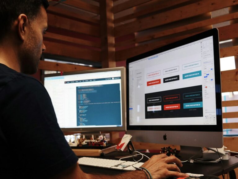 Développeur web travaillant sur la création d'un site internet