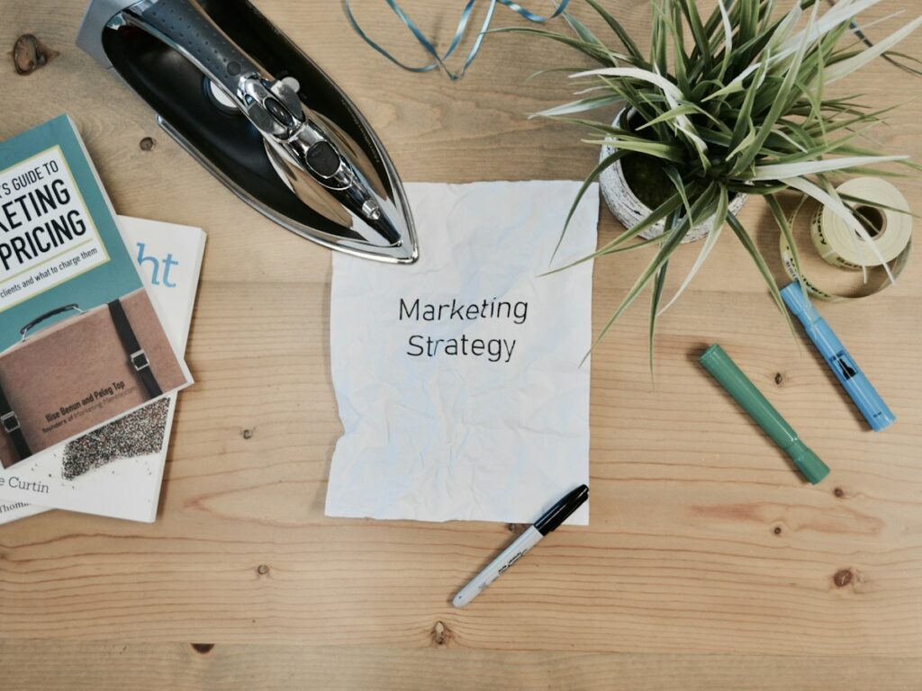 Plan de stratégie marketing digital sur un bureau